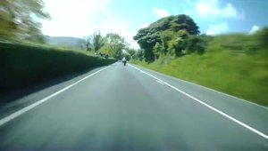 17 minute de stat cu sufletul la gura: o tura pe Isle of Man la viteza maxima