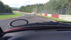 Accident la Nurburgring: un Megane RS isi ia zborul dupa ce loveste parapetul