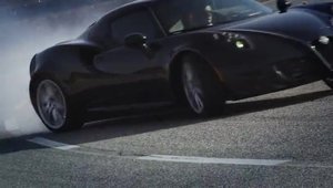 Alfa Romeo 4C iese pe circuit, ne incanta cu multa actiune si cateva drifturi