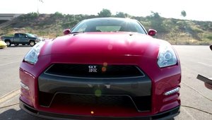 America vs Japonia: Noul Corvette Stingray, fata in fata cu Nissan GT-R Track Edition