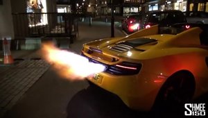Aruncatorul de flacari perfect: Show incendiar oferit de un McLaren 12C