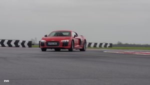 Audi R8 V10 Plus vs. Porsche 911 Turbo S: Care-i mai rapid pe circuit?