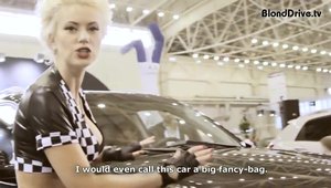 Blonda sexy se intoarce: in vizita la SIA 2012, salon auto din Ucraina