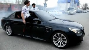 Cam asa se plimba mafia cecena: cu BMW M5 si Seria 7, inarmati pana in dinti