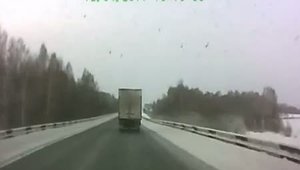 Camion aproape de accident in Rusia