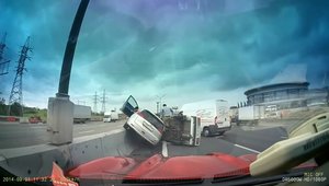 Carambol cu trei masini pe o autostrada din Rusia - Momentul impactului