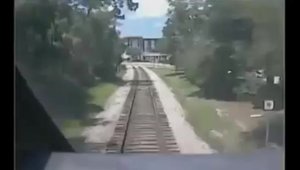 Cea mai norocoasa femeie scapa in ultima clipa de un impact cu trenul