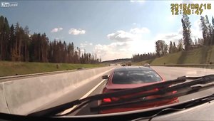 Cocalarul rus cu BMW M6 rosu blocheaza o ambulanta pe autostrada
