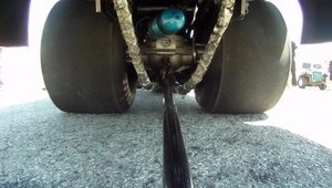 Cum arata in actiune anvelopele unei masini de drag-racing care pun pe asfalt peste 3500 cp?