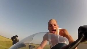 Cum iti arata fata daca mergi cu 250 km/h fara casca pe motor?