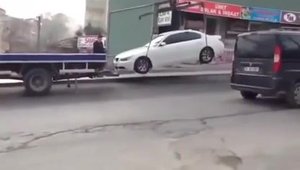 Cum se ridica masinile in Turcia: un BMW cade de la inaltime