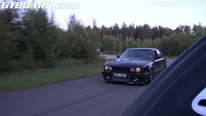 Cursa anului: un Bugatti Veyron provoaca un BMW E34 vechi de 25 de ani