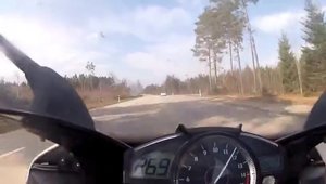 Curse Ilegale: Mercedes SL63 AMG versus Yamaha R1 - Intrecere la peste 300 km/h