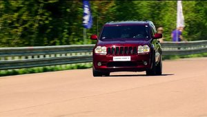 Curse Legale: Un Jeep pune la punct un BMW M si doua Porsche-uri modificate