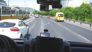 Daca ai vreodata nevoie de ambulanta, roaga-te sa o conduca tipul asta!