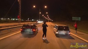 De ce vor emigrantii sa ajunga in Suedia: curse ilegale intre breakuri Volvo cu autostrada blocata