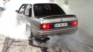 Demonstratie: BMW E30 Burnout!