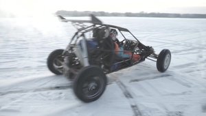 Distractie pe un lac inghetat cu o motocicleta si un Crosskart