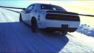 Dodge Challenger Hellcat isi trage anvelope de iarna si alearga pe gheata cu 274 km/h