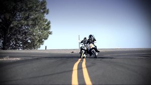 Drift Battle Masina vs Moto: Doi motociclisti se iau la harta cu politistul Buck