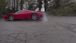 Drifturi in slow-motion cu Ferrari Enzo