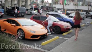 Femeile sunt materialiste: un pusti de 16 ani sta langa un Lamborghini, fetele cred ca ii apartine