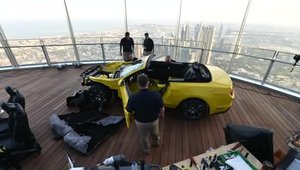 Ford Mustang Convertible la Burj Khalifa