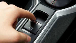 Ghicitoarea zilei: ce se intampla daca tragi frana de mana electronica in timp ce masina ruleaza?