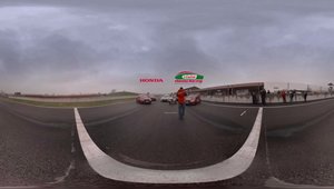 Honda pune pe circuit noul Civic Type R, masina de BTCC si motocicleta de MotoGP. Si le filmeaza duelul cu o camera panoramica.