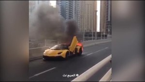 Inca un Lamborghini care se transforma in cenusa din cauza unui incendiu la motor
