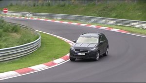 Indeajuns cu fotografiile spion. Uite primul clip video cu noua Skoda Kodiaq in actiune la Nurburgring