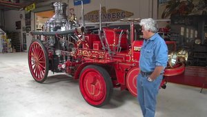 Jay Leno conduce o masina de pompieri din 1914