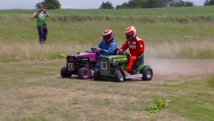 Kimi Raikkonen incaleca masina de tuns iarba si se intrece cu alti piloti