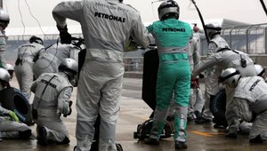 Lectie de schimbat pneurile cu specialistii Mercedes AMG F1