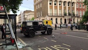 Mercedes G500 4X4² vs. Toyota Prius - Accident in Londra