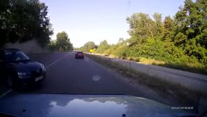 Momentul in care o Mazda3 rastoarna un Mitsubishi Pajero in Rusia