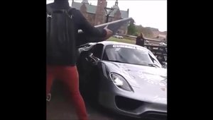 Momentul in care un panou publicitar... pica peste un pretios Porsche 918 Spyder