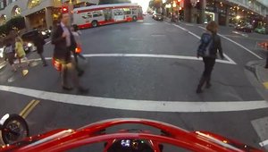 Motociclistul-Ninja: Aterizeaza in picioare dupa ce este lovit de o masina