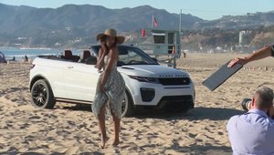 Naomie Harris, noua fata Bond, ne arata cat de sexy e noul Evoque Convertible