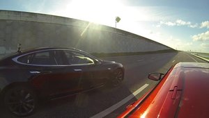 Nici o surpriza: Tesla P85D spulbera si BMW-ul M4 intr-o cursa de drag