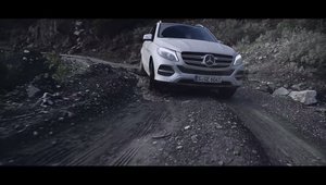 Noul Mercedes GLE nu se teme sa dea asfaltul pe apa si pietris