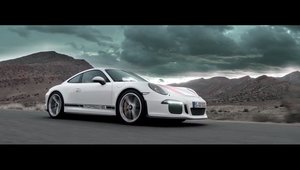 Noul Porsche 911 R e atat de rapid incat... nici macar un satelit nu poate tine pasul cu el