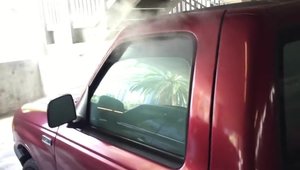 Nu i-a luat masina foc ci doar bongul: marijuana in masina, o idee...