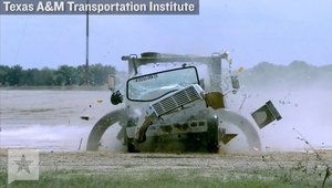 O bariera speciala distruge un camion aflat in viteza