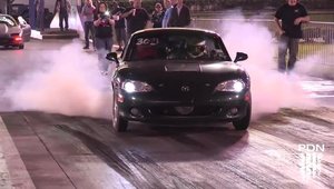 O mazda Miata electrica face de ras un Mustang la drag-racing