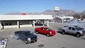 Patru Chevrolet Silverado distrug o cladire