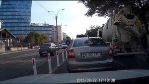 Pedepsit de Politie ca a depasit coloana, un sofer din Bucuresti loveste un stalp