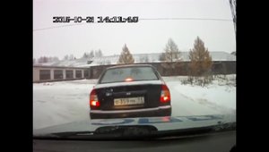 Politia din Rusia urmareste o masina, reuseste sa il opreasca pe sofer in cele din urma
