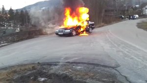 Pompierii din Norvegia incearca sa stinga un Mercedes-Benz dar...