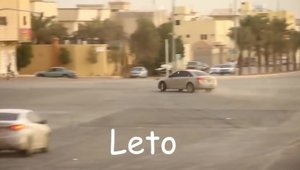 Risca biciuirea in piata publica, dar nu se lasa: arabii fac drifturi dementiale cu o masina FWD